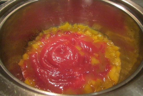 Добавляем в сотейник томатное пюре или пасту