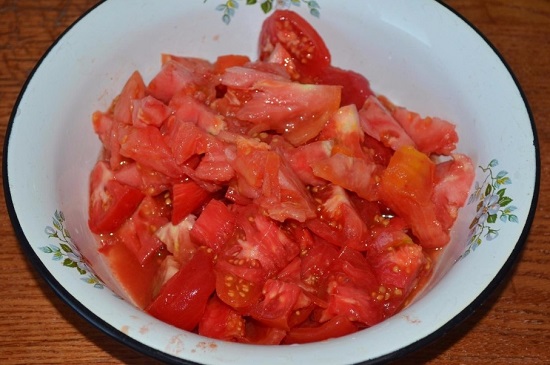 Шинкуем свежие томаты небольшими дольками или кубиками