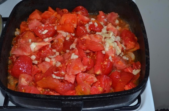 Затем добавляем измельченные томаты и чеснок