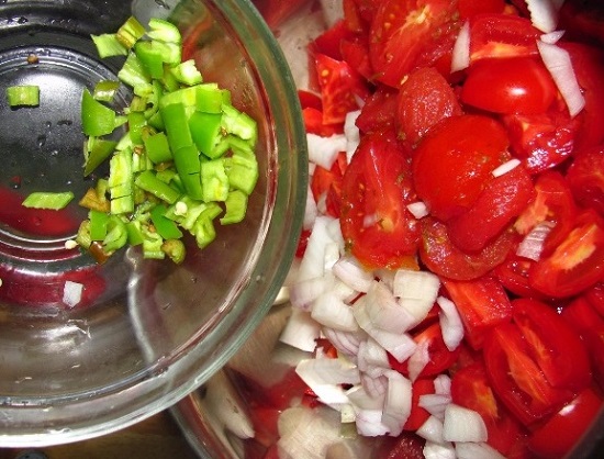 Добавляем эти овощи в контейнер с томатами