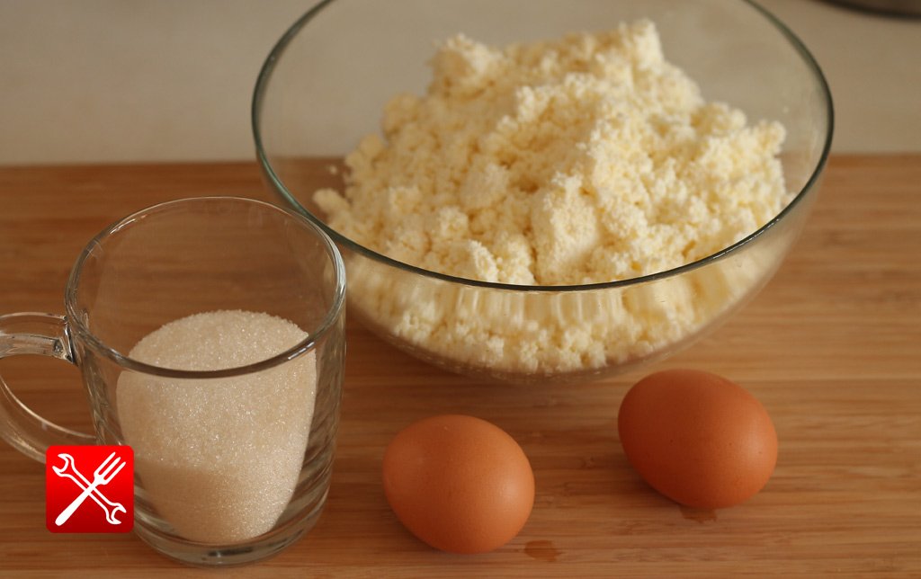 Ингредиенты для сырников: творог, яйца, сахар и мука