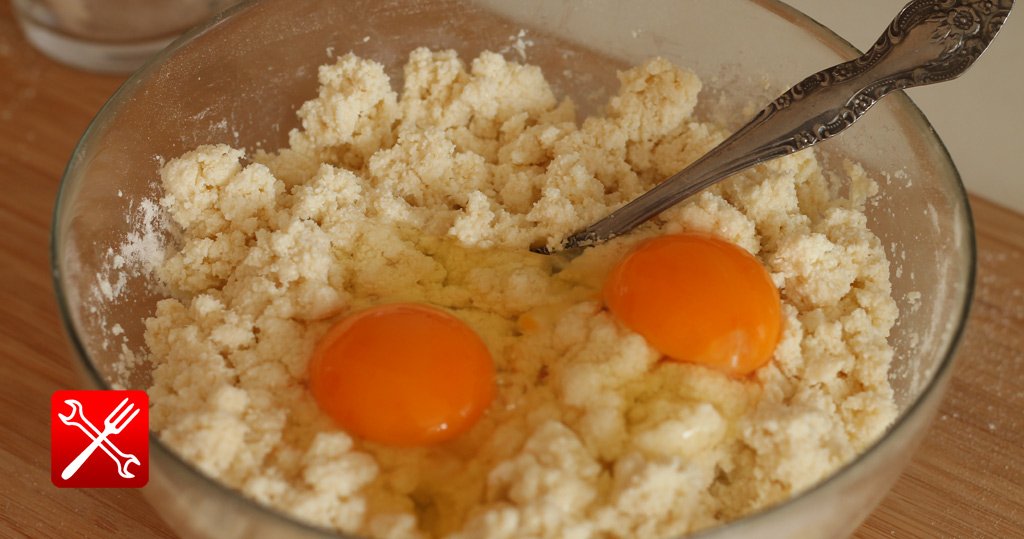 Перемешиваем муку сахар и добавляем яйца в творог