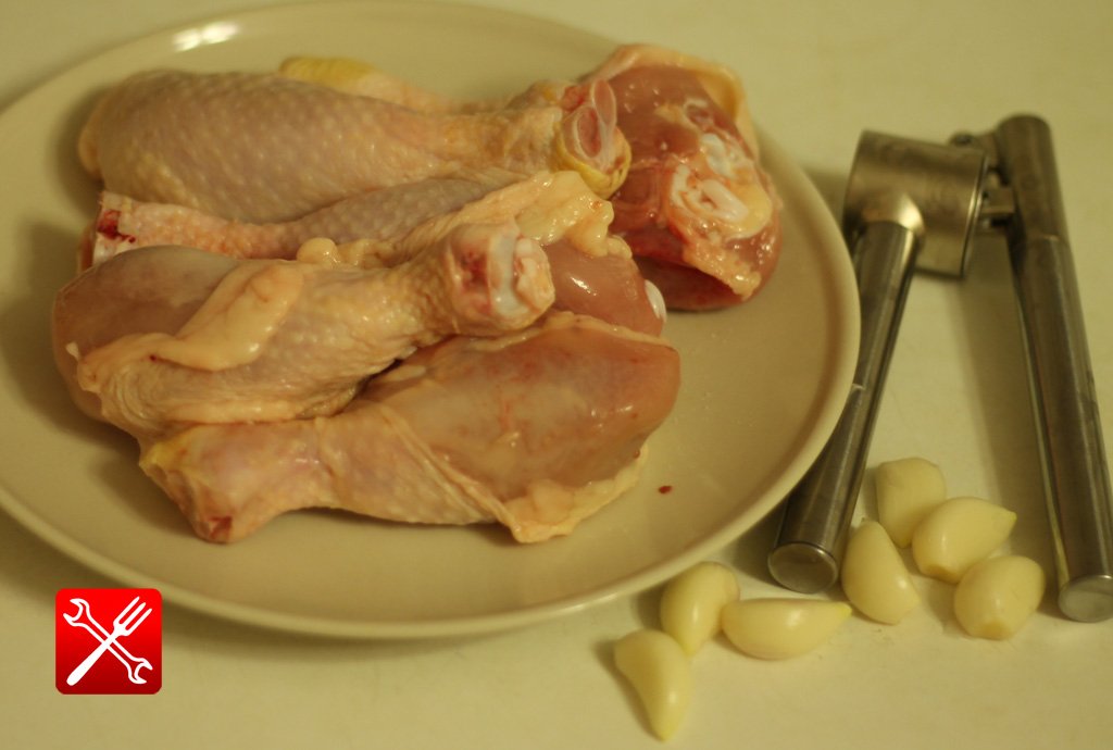 Свежие куриные ножки и чеснок - основные ингредиенты.