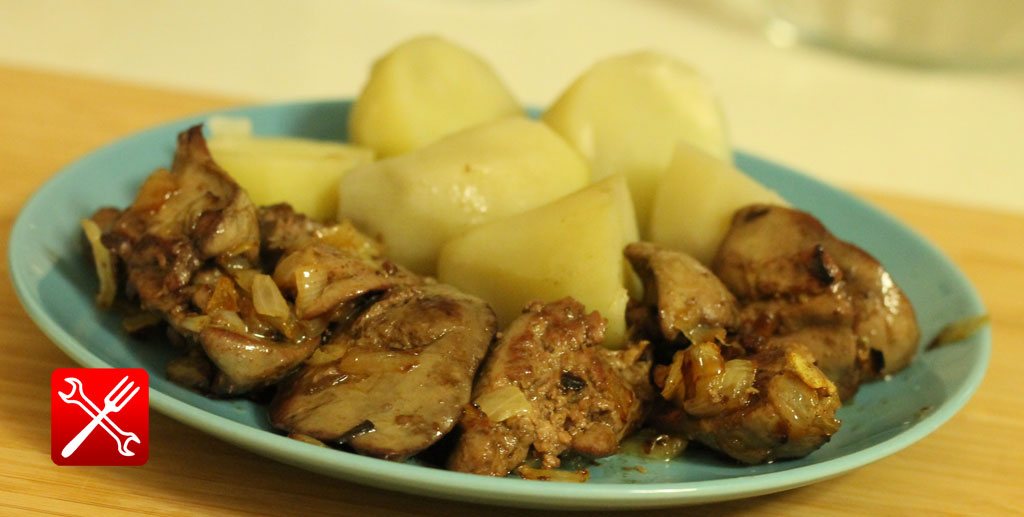 Жареная куриная печень с отварным картофелем на гарнир