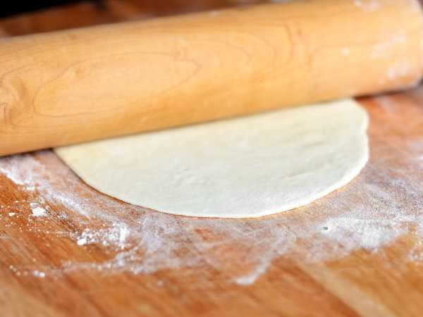 фото приготовления раскатываем тесто в тонкую лепёшку шаг 6