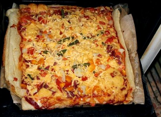 Пицца из дрожжевого теста рецепт в домашних условиях в духовке
