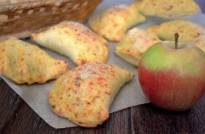 Рецепт пирожков с яблоками в духовке