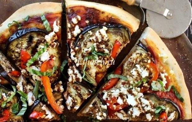 вегетарианская пицца с баклажанами