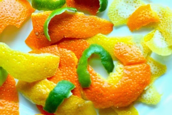 Корочки от лимонов или апельсинов помогут отпугнуть моль 