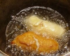 Сосиски в тесте на сковороде: 8 сытных рецептов