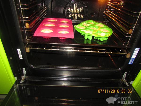 Будущие кексы в духовке