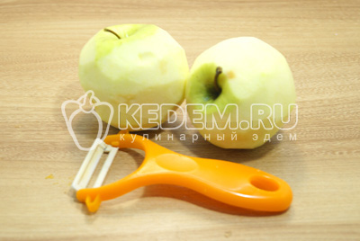 Очистить от кожуры яблоки.