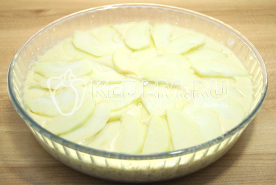 Добавить оставшееся тесто и второй слой яблок.