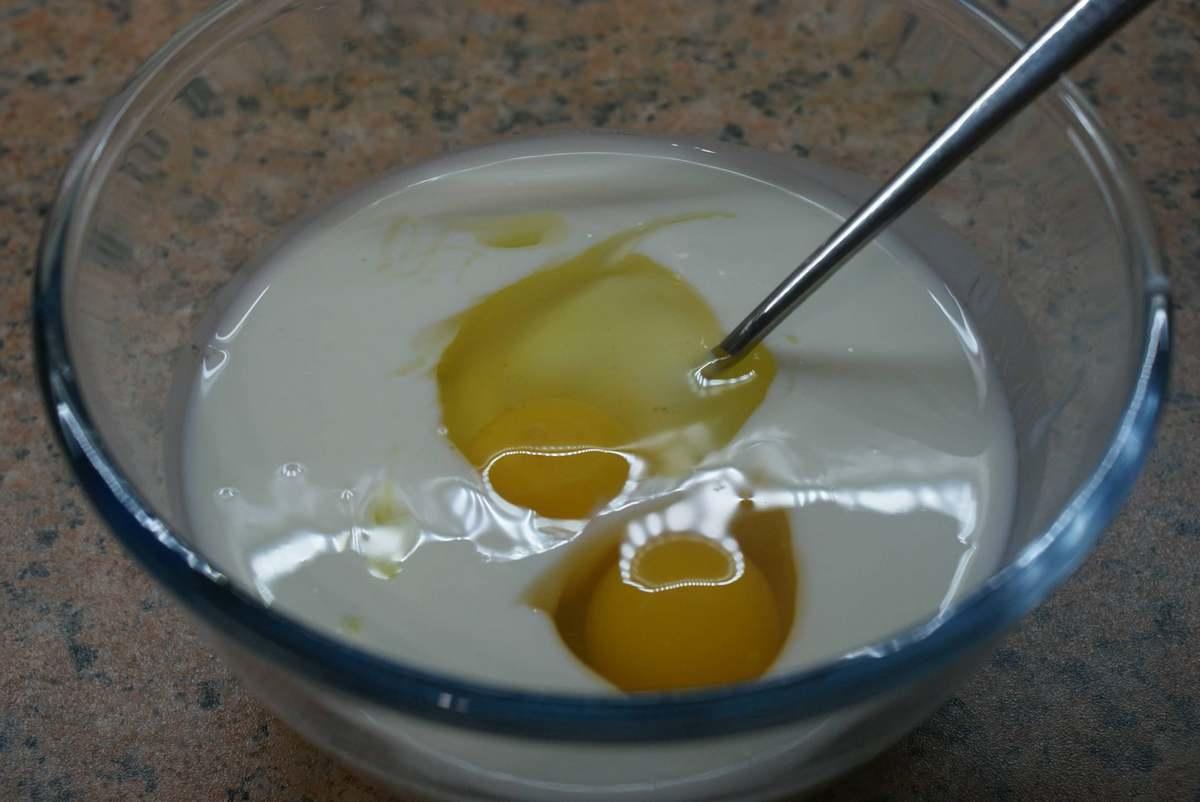 Берем кефир, сахар, соду и яйцо, все это перемешиваем до тех пор, пока не растворится сахар