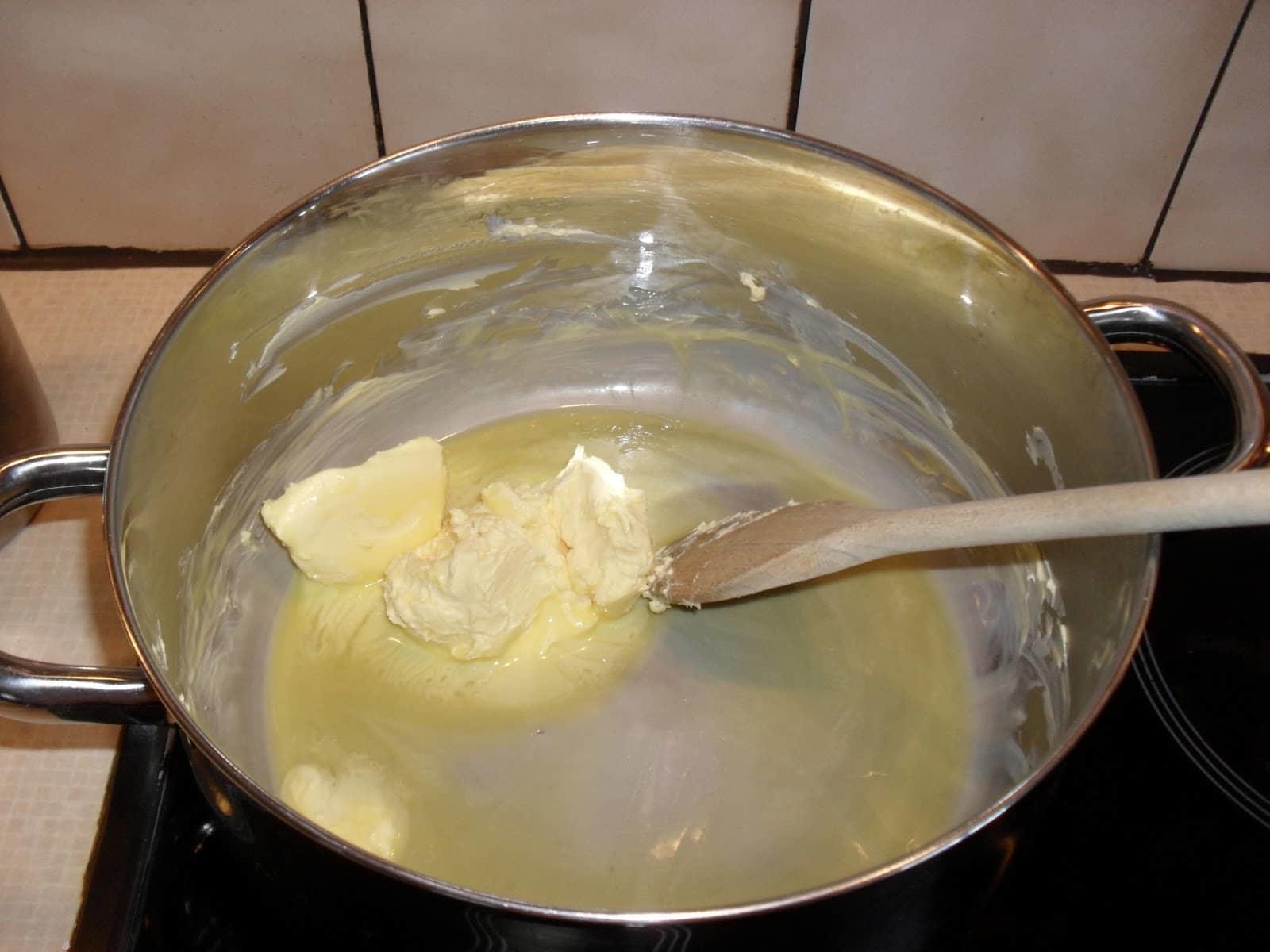 Растапливаем маргарин на сковороде и выливаем в смесь. Добавляем немного подсолнечного масла