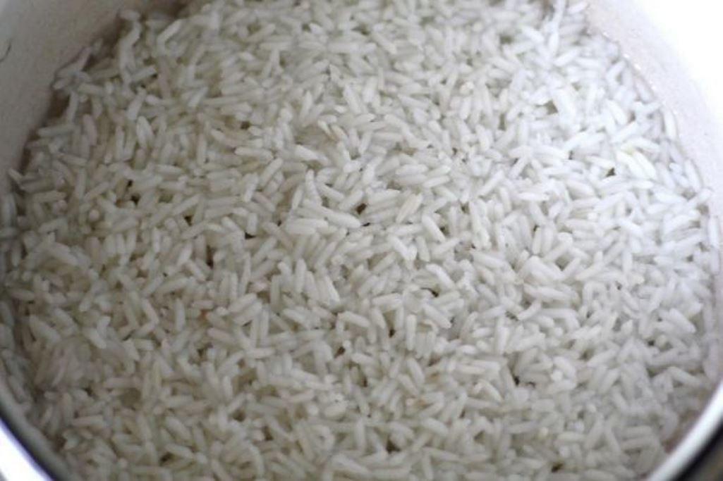 Для начала следует отварить подготовленный рис
