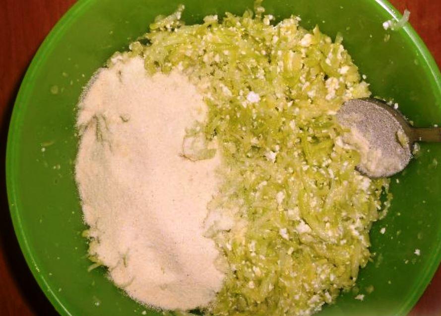 Рецепт пышных оладий из кабачков с манкой: без муки вкусные, сладкие в духовке