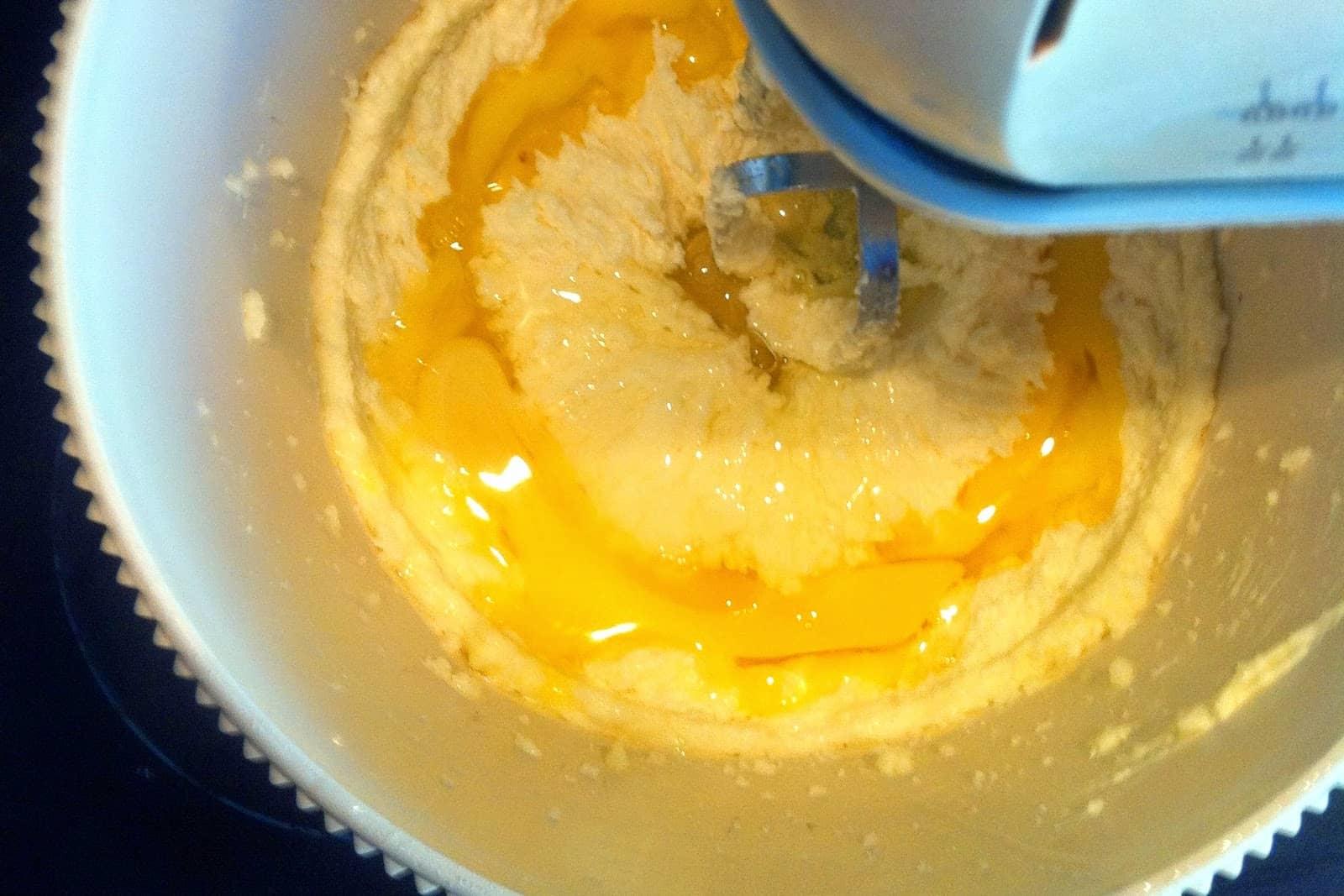 Готовим сдобу: растапливаем масло на сковороде, добавляем ванилин, соль, сахар, 1 яйцо и растительное масло. Перемешиваем всю эту массу