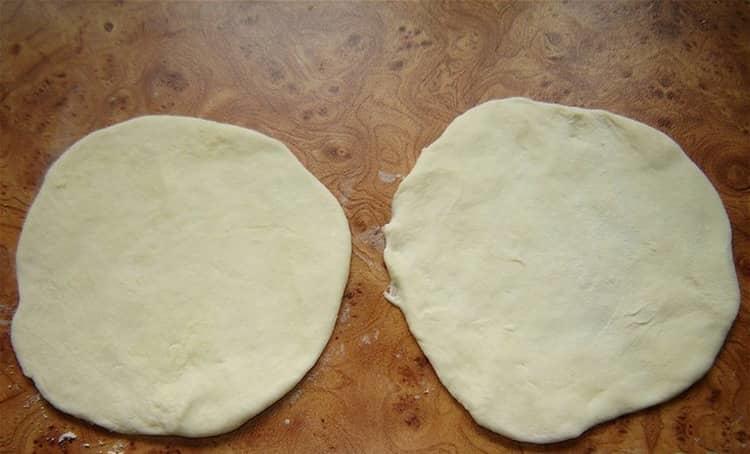 Делаем из отдельных порций теста круглые лепешки, затем формируем форму булочек