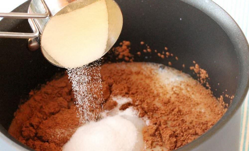 Растапливаем масло, добавляем сахар, корицу, какао-порошок и хорошо перемешиваем
