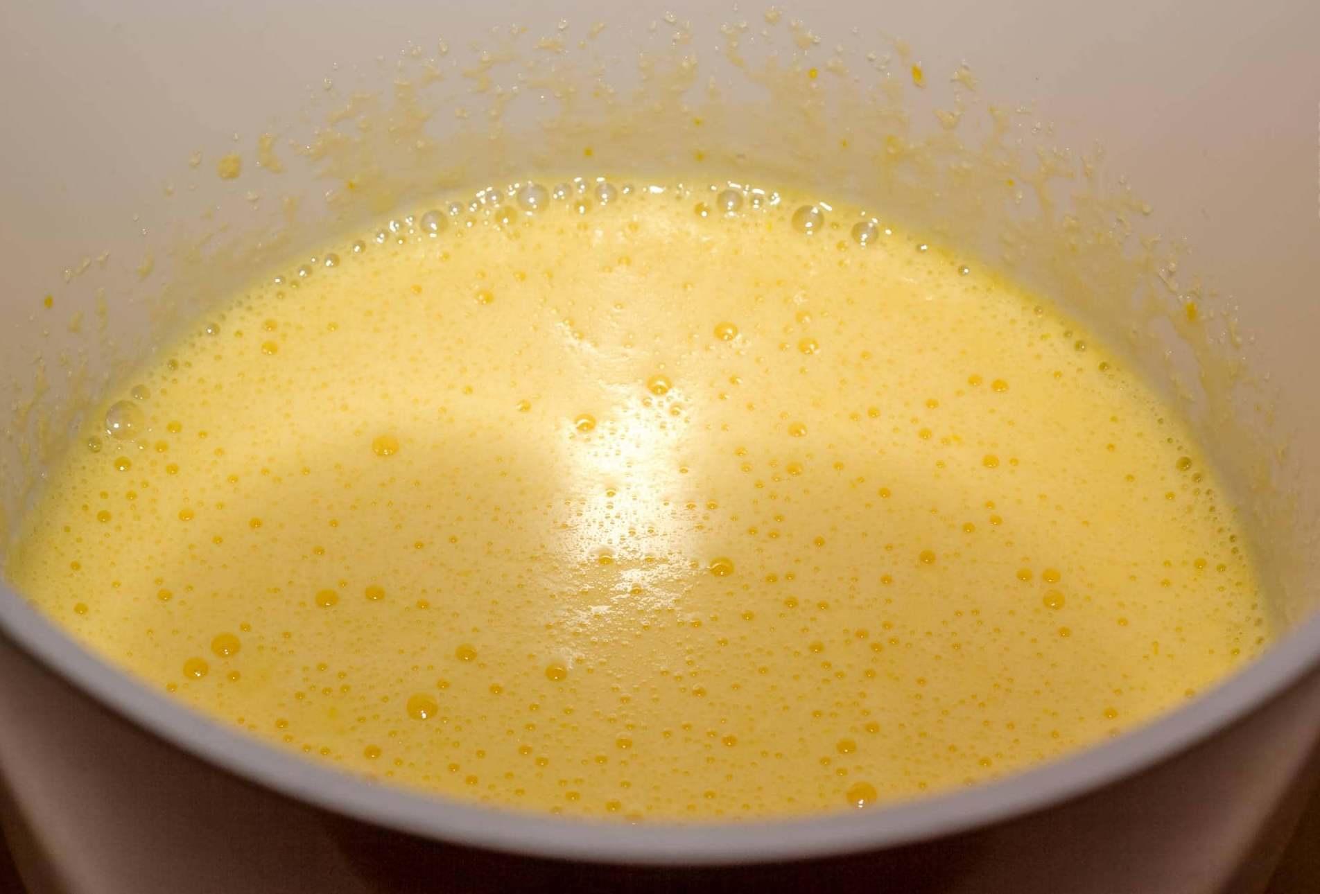 Замешиваем яйца с маргарином, сахаром и ванилином