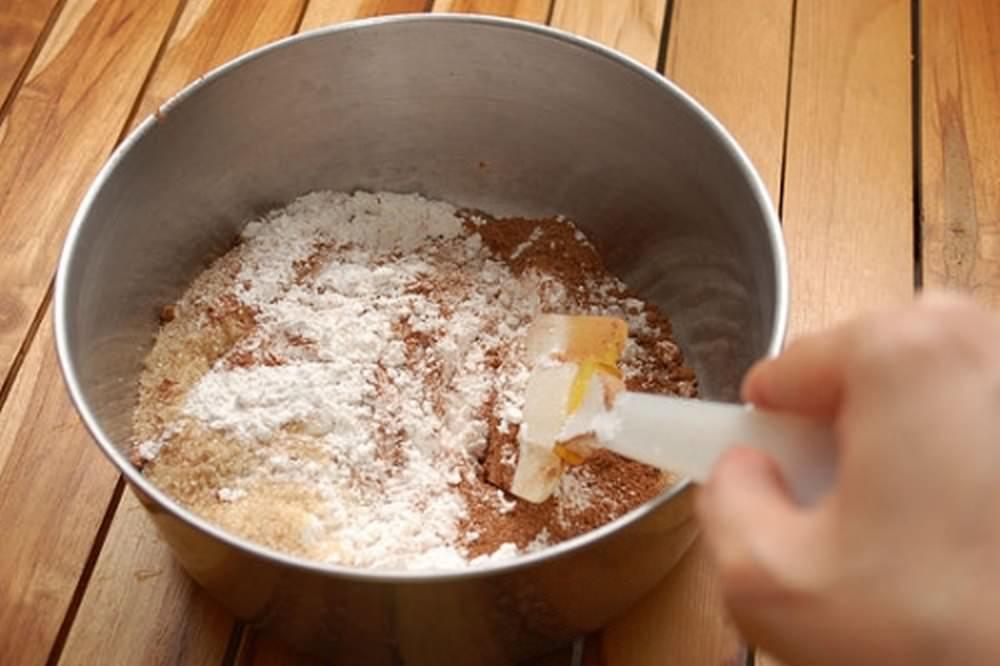 Отдельно смешиваем сахар, молотые орехи, растительное масло и какао