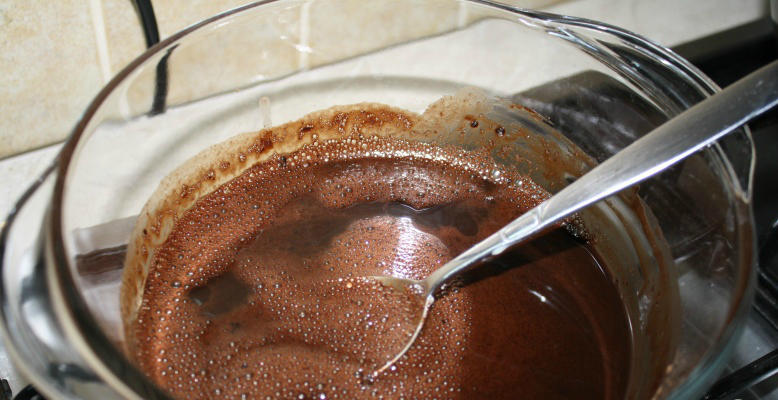 Изобретательные хозяйки могут проявить фантазию и использовать для приготовления помадки самые разные компоненты: какао, шоколадные крошки, ванилин, сахарную пудру, кокосовую стружку и многое другое