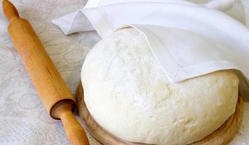 Тесто на сыворотке приготовить очень легко и быстро. Его можно замораживать и размораживать, вкусовых свойств оно не потеряет