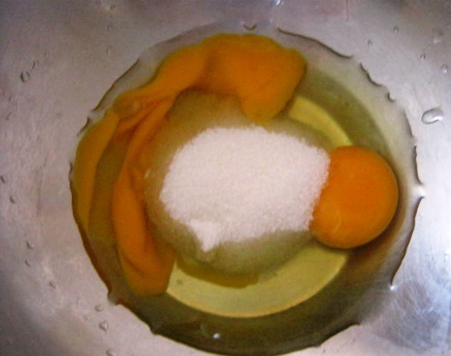 В неглубокую миску вбиваем яйца, добавляем сюда же соль и сахар