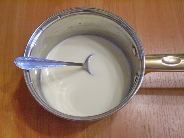 Наливаем молоко в большую емкость и доводим его до кипения