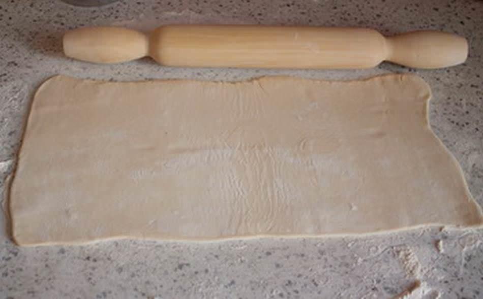 Раскатываем тесто в пласт толщиной 1 см, берем 1/3 части соды и посыпаем весь пласт