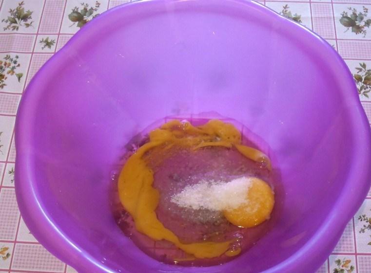 В небольшой емкости при помощи венчика взбиваем яйца, сахар и немного соли 