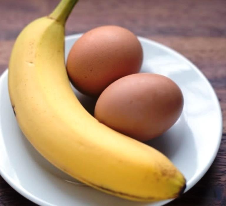 Для того чтобы приготовить оладьи, понадобится два яйца и один средний банан 