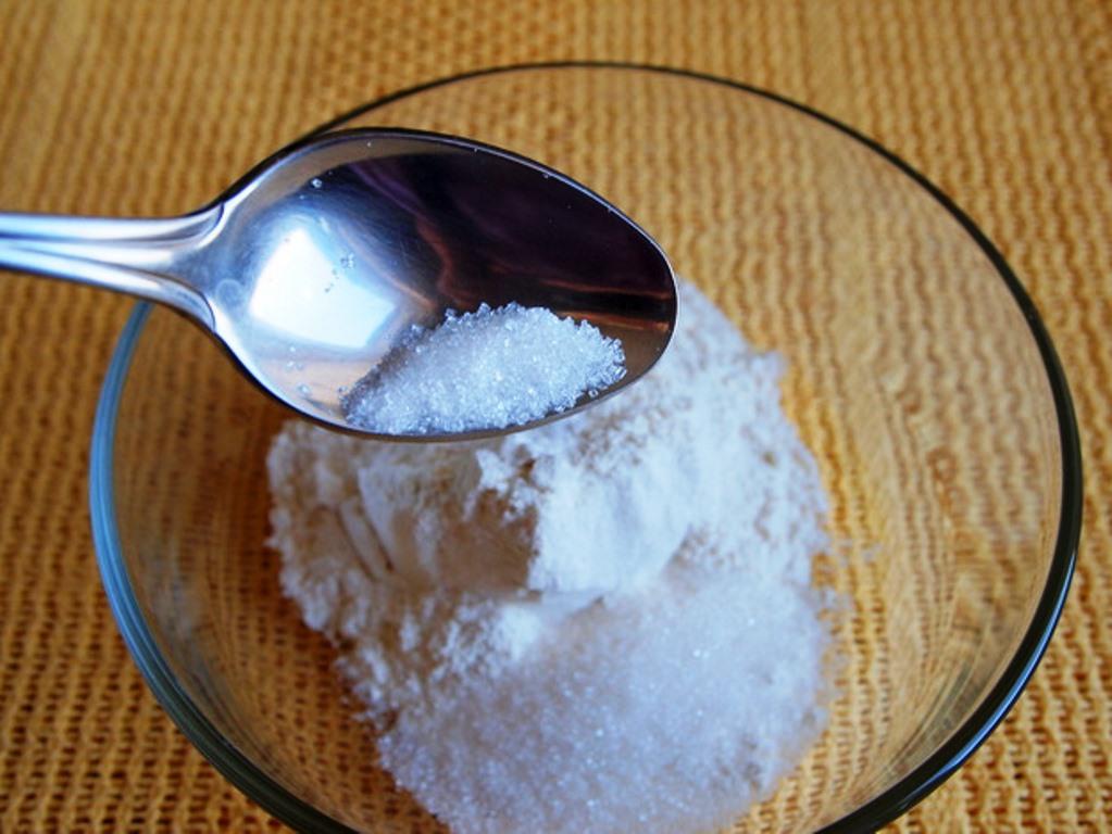 Сюда же добавляем сахар по вкусу и щепотку соли
