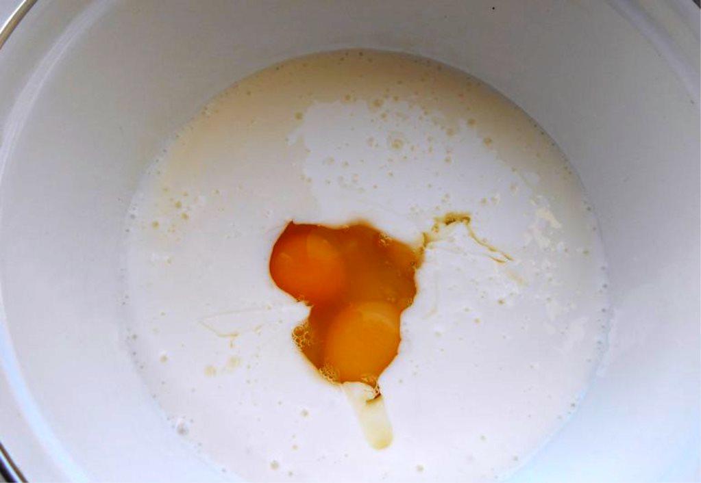 В кефир комнатной температуры добавляем два яйца