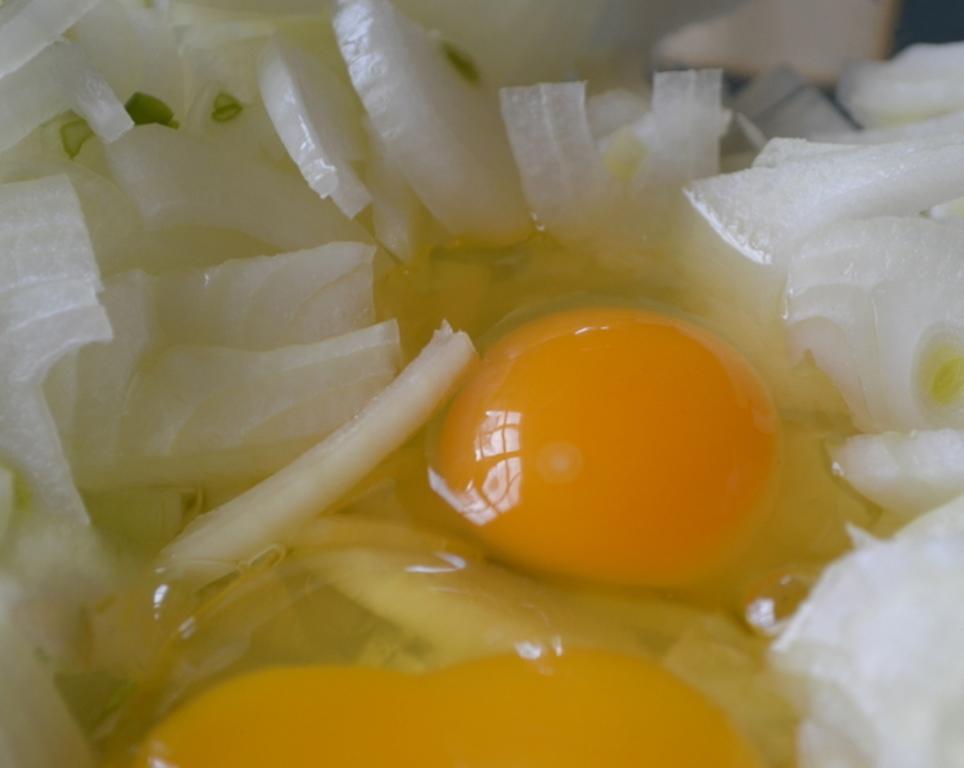 В миску с луком добавляем яйца и соль и тщательно все перемешиваем