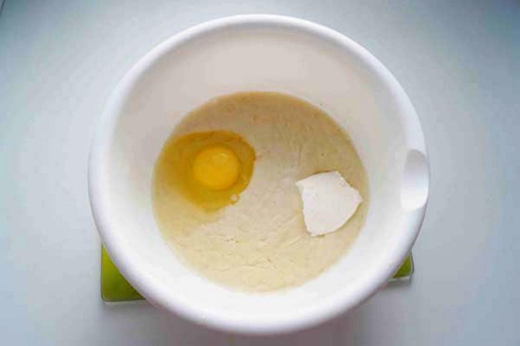В получившуюся массу добавляем яйцо, сахар по вкусу