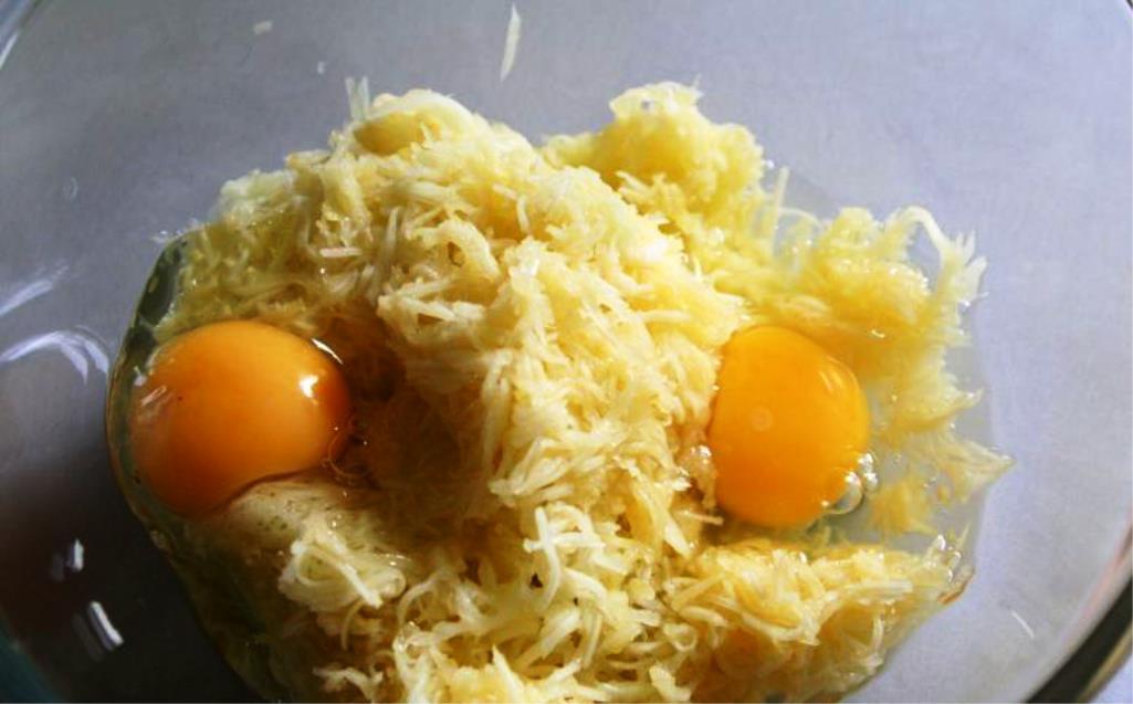 К кабачковой массе добавляем два яйца