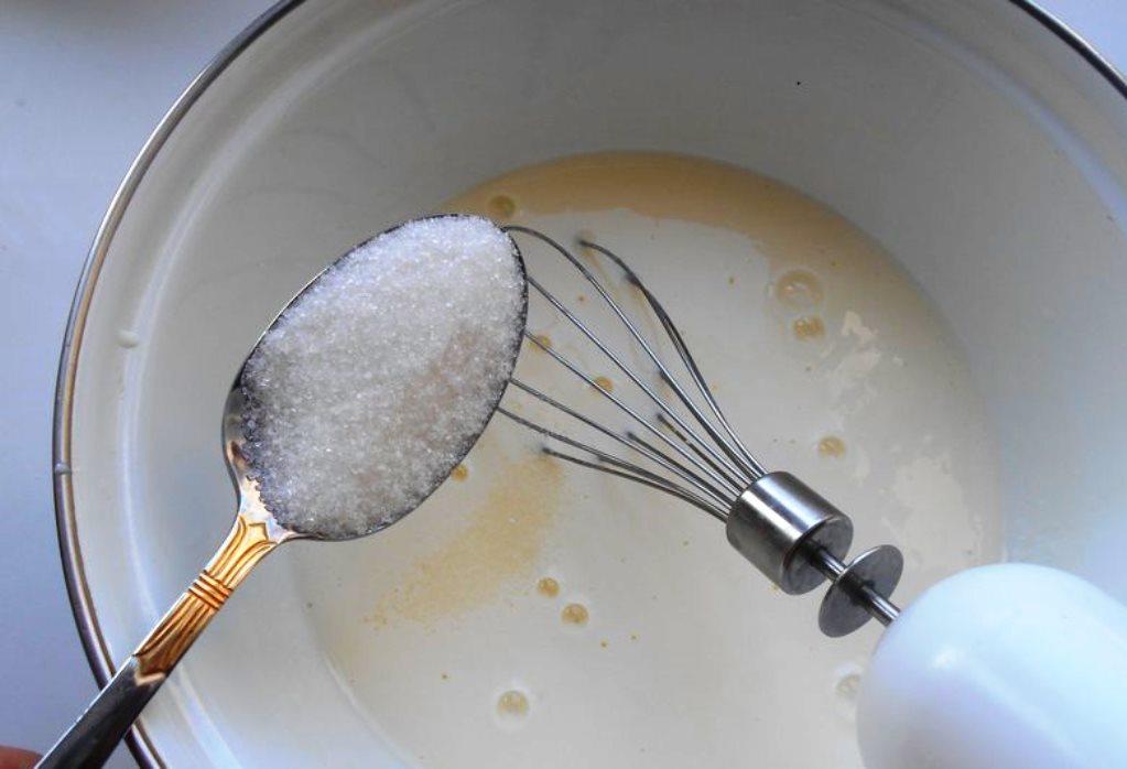 Добавляем щепотку соли и сахар по вкусу