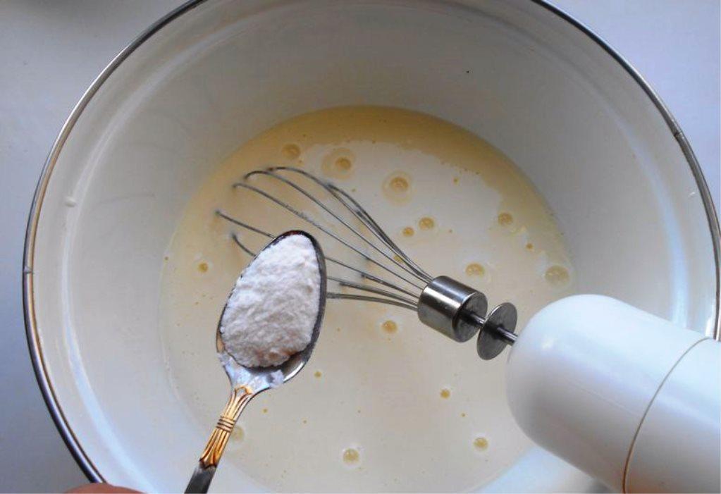 Обязательно в тесто необходимо добавить чайную ложку негашеной соды