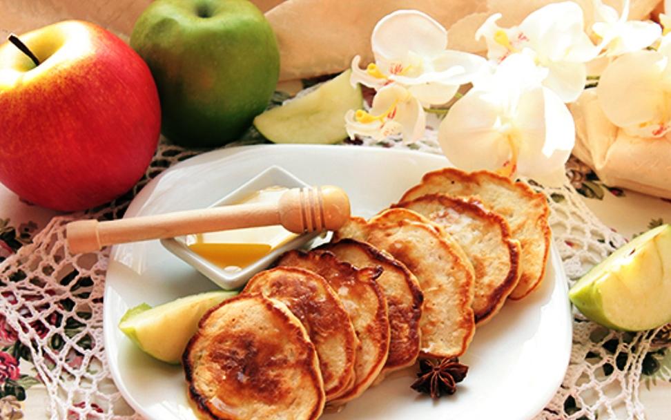 Вкусные яблочные оладьи лучше подавать горячими с медом. Приятного аппетита!
