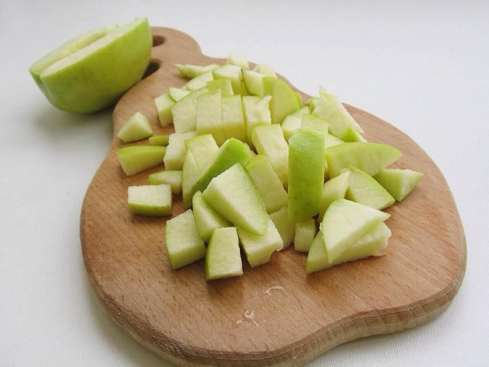 Режем яблоки на мелкие кусочки и очищаем их от семян. Кожуру можно не снимать, при запекании она станет мягкой