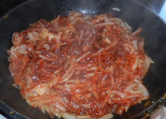 Обжарить лук с томатной пастой
