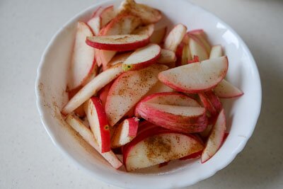 <p>Яблоки вымойте и порежьте ломтиками или кубиками. Посыпьте их корицей и перемешайте.</p>

