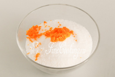В отдельную посуду кладем сахар и тертую апельсиновую цедру (1 столовая ложка получается с 1 крупного плода)