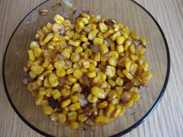 Жареная кукуруза с луком
