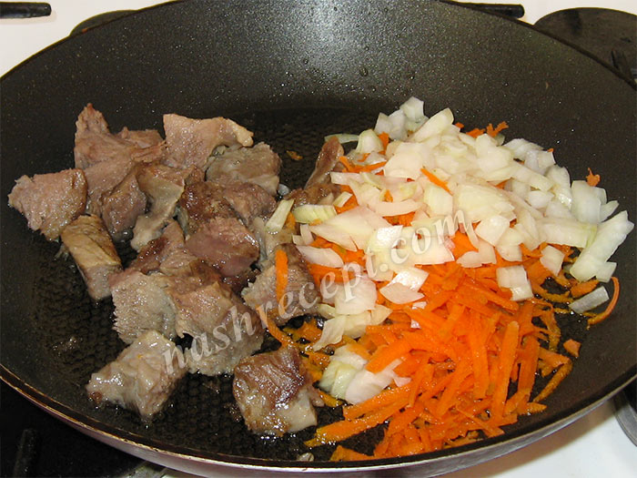 обжариваем мясо, лук и морковь для подливы - obzharivaem myaso, luk i morkov dlya podlivy