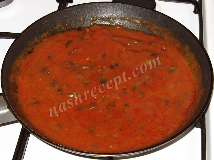 добавляем томатную пасту в грибную подливу - dobavlyaem tomatnuyu pastu v gribnuyu podlivu