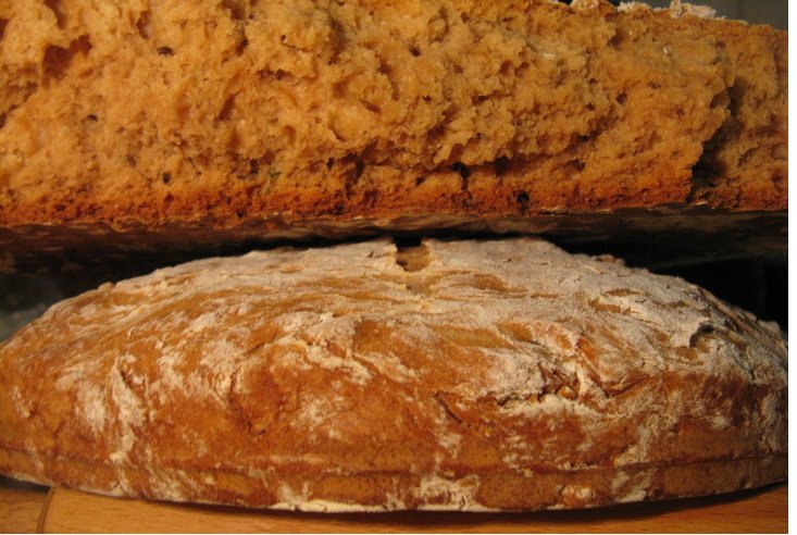 Бездрожжевой пшеничный хлеб на кефире. Надломленный