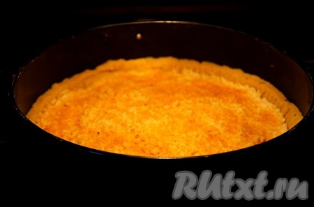 Отправить диетический пирог в разогретую до 200 градусов духовку на 20 минут до образования румяной корочки.